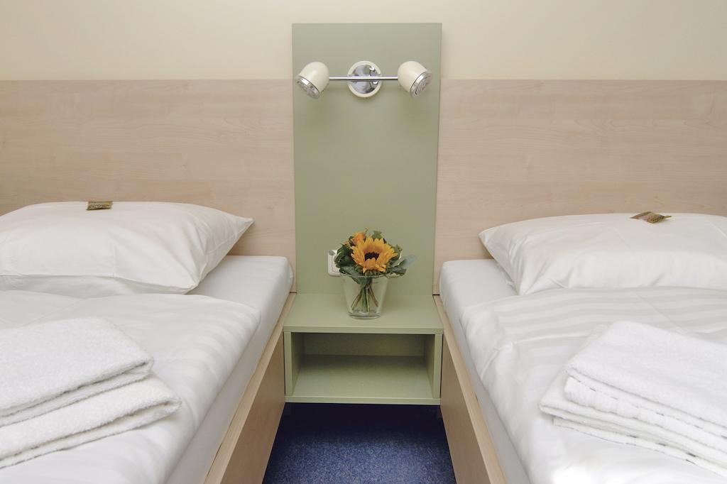 Best Deal Airporthotel Weeze Oda fotoğraf